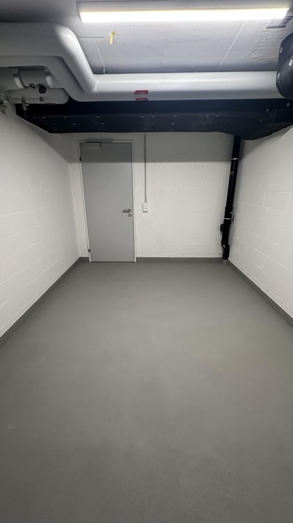 Gut begehbarer Lagerraum in Reinach AG 3