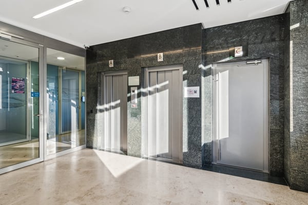 Opportunité exceptionnelle: Immeuble commercial au PAV 7