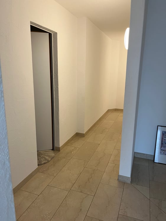 2- Zimmerwohnung (ohne Küche) im steuergünstigen Bäch 2