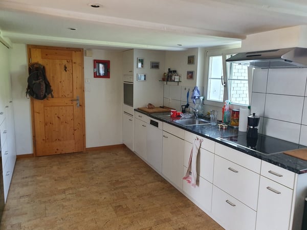 ansprechende 1.5-Zimmerwohnung mit Balkon und 2 Garagen 2