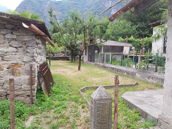 Casa da ristrutturare a Biasca con ampio giardino 3