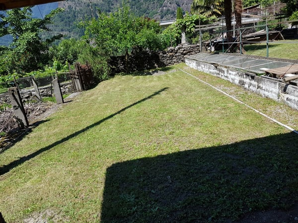 Casa da ristrutturare a Biasca con ampio giardino 1