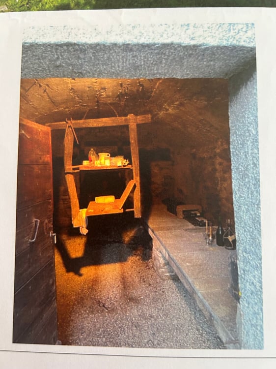 Grotto-cantina naturale - tettoia con tavolo in granito 2