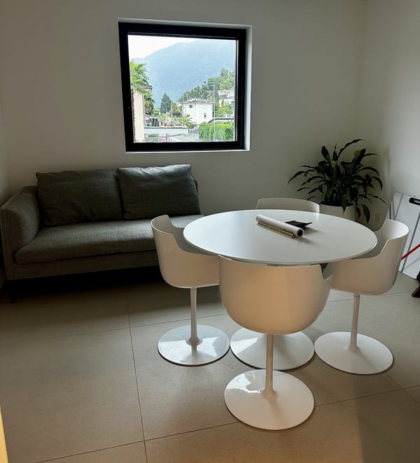 Ufficio luminoso con spazi condivisi in posizione strategica 1