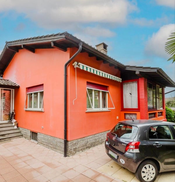 Casa unifamiliare con giardino e piscina a Cresciano 1