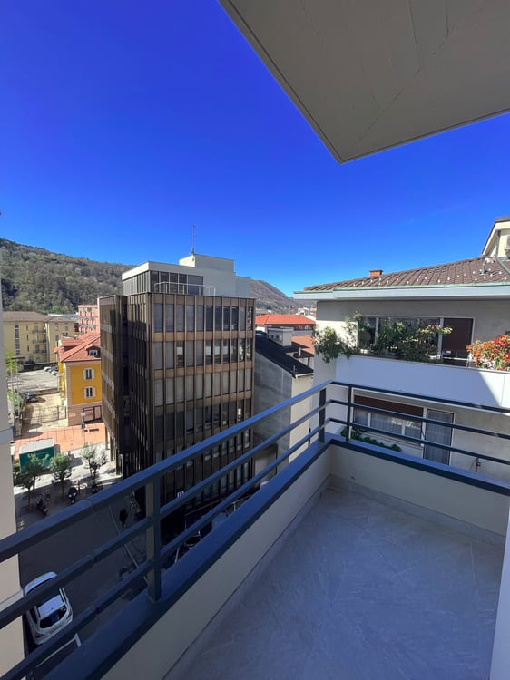 Luminoso attico 1.5 locali a nuovo con 2 balconi 1