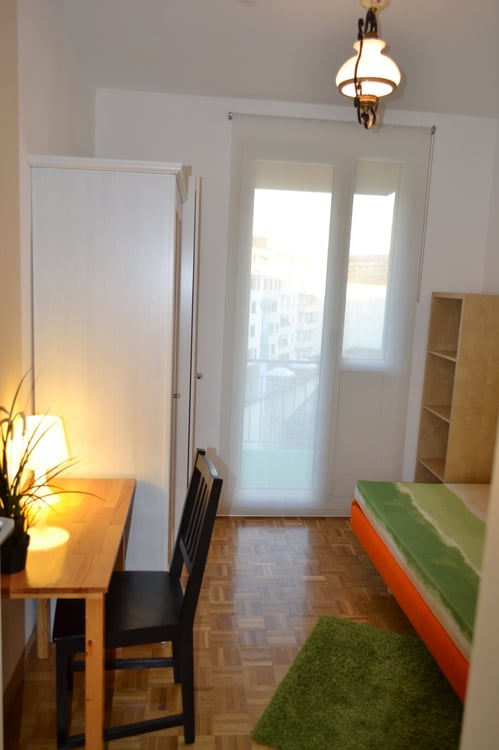 Möblierte WG-Zimmer mit eigenem Balkon (auch für Home-Office