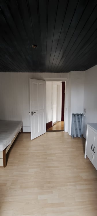 WG-Zimmer mit grossem Einbauschrank 2