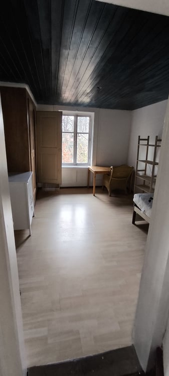WG-Zimmer mit grossem Einbauschrank 1