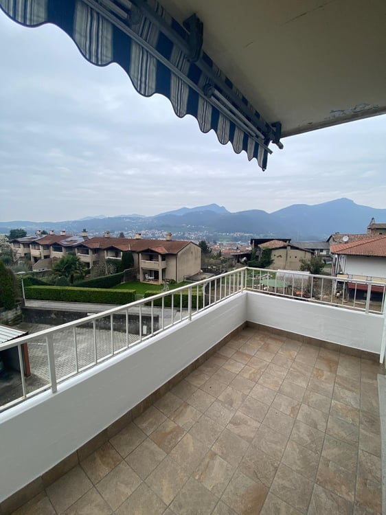 Appartamento in zona residenziale con vista 2