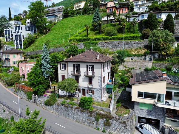 Casa bifamiliare con 3 appartamenti con vista mozzafiato 1