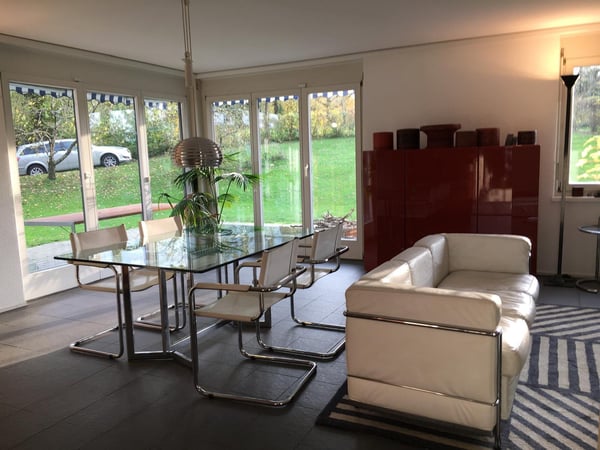 Ruhiges Einfamilienhaus mit grossem Garten und 3 Parkplätzen 2