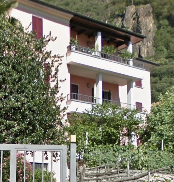 Cercasi subentrante per appartamento spazioso (1.5 locali) 1