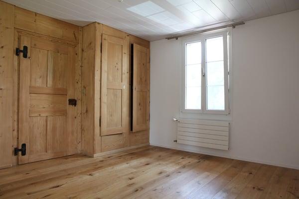 Sehr schöne grosse Wohnung in renoviertem Bauernhaus im OG 3