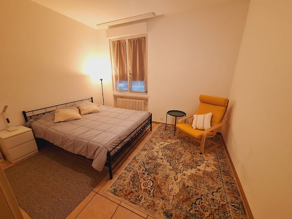 Bella camera spaziosa in appartamento confortevole a CHIASSO 1