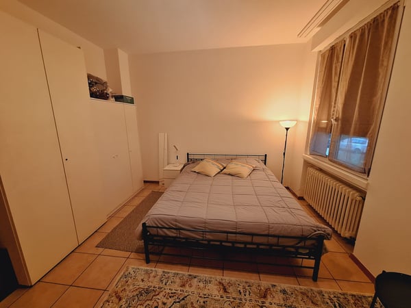 Bella camera spaziosa in appartamento confortevole a CHIASSO 2