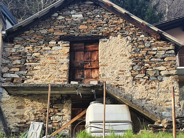 RUSTICO (STALLA) DA RIATTARE ad ISONE 1