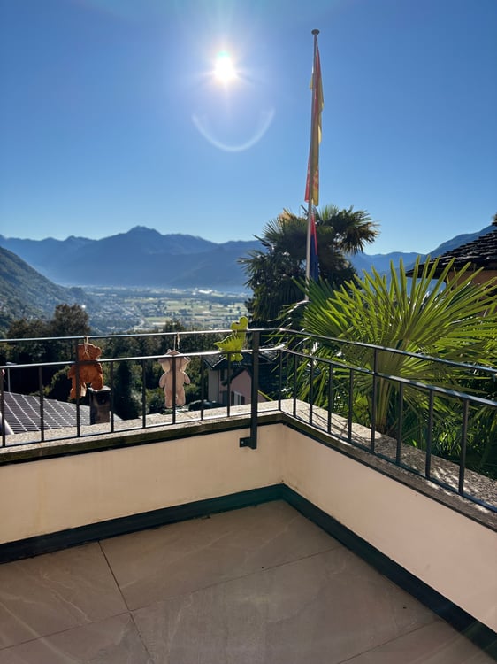 Vendesi Casa contigua centrale con giardino a Contra 1