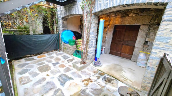 Vendesi Casa contigua centrale con giardino a Contra 5