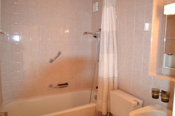 Ab sofort sehr grosses neues möbliertes WG-Zimmer 4