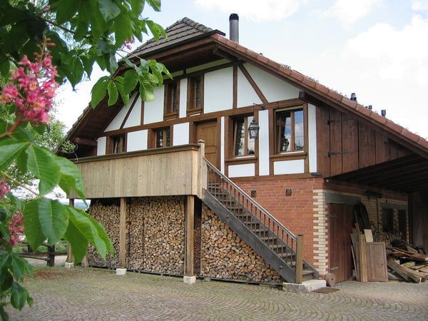 1.5 Zimmer Wohnung in Bauernhaus an ruhiger Lage 1