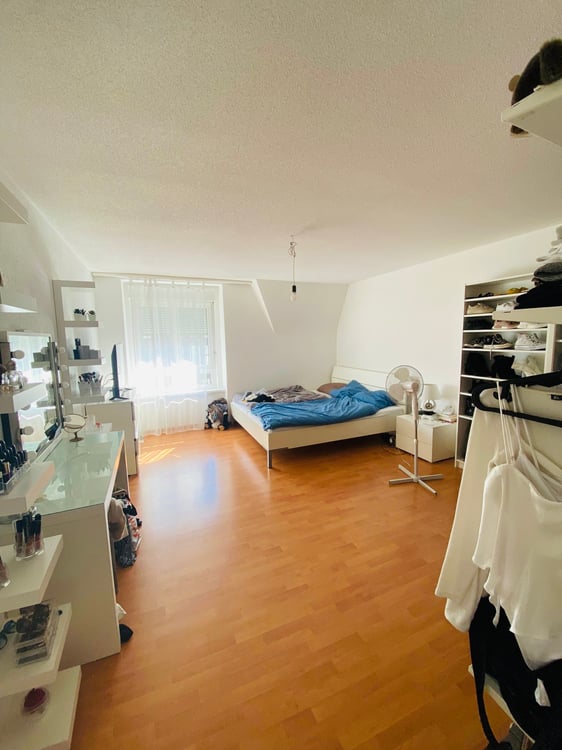 Zu Vermieten große 1 1/2 Zimmer Wohnung 9