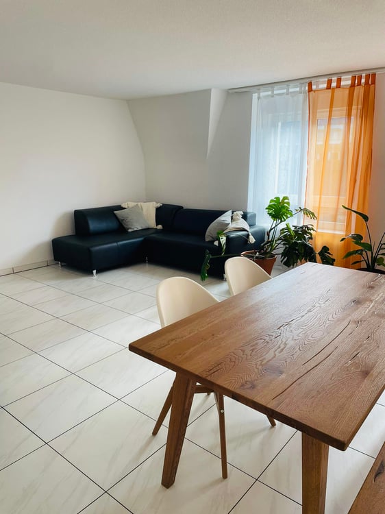 Zu Vermieten große 1 1/2 Zimmer Wohnung 5