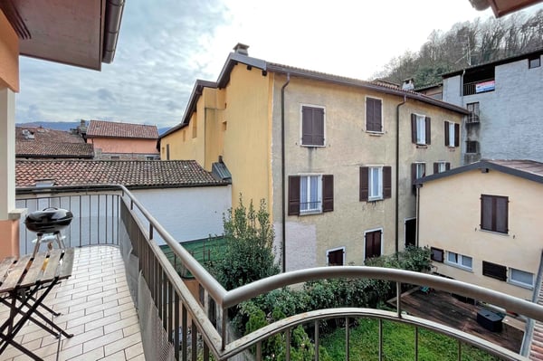 CASLANO - PALAZZINA INDIPENDENTE A DUE PASSI DAL LAGO 12