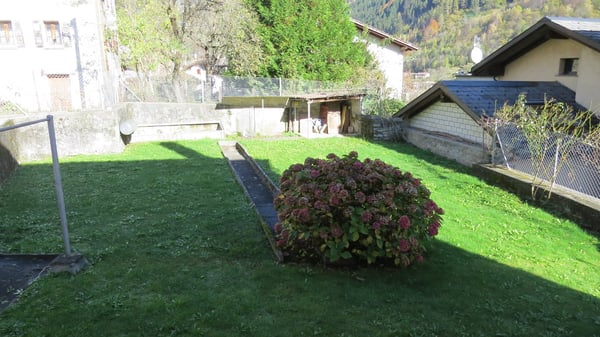 Casa nel nucleo di Mesocco con garage, parcheggio, giardino. 2