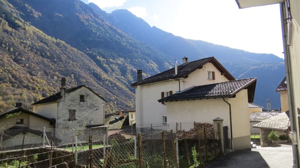 Casa nel nucleo di Mesocco con garage, parcheggio, giardino. 3