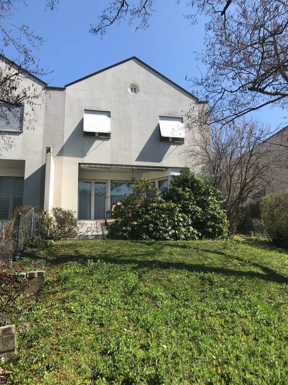 CASA UNIFAMILIARE CONTIGUA DI 6.5 LOCALI CON GIARDINO 2
