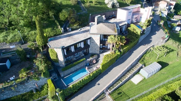 Elegante Villa Unifamiliare a Brè con Piscina e Vista 5
