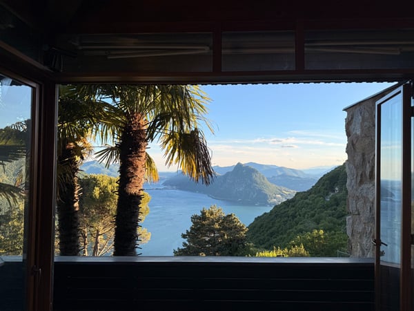 Elegante Villa Unifamiliare a Brè con Piscina e Vista 2