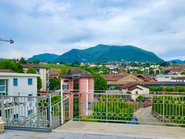 2,5 Locali con TERRAZZO vista colline e vigneti a Balerna 2