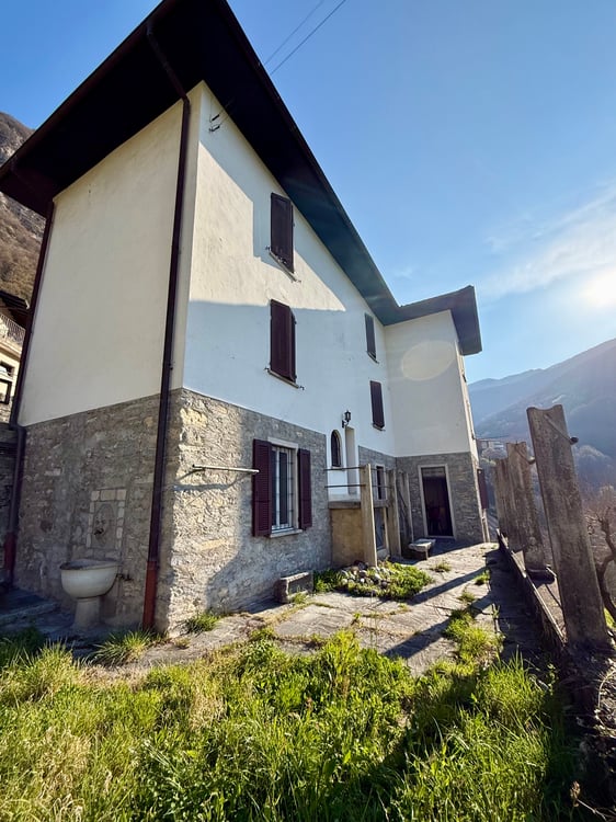Opportunità unica: casa da ristrutturare con ampi spazi 1