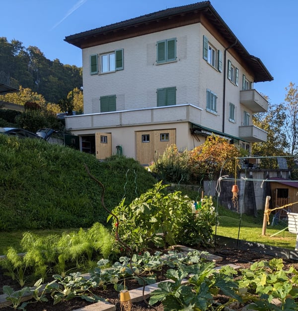 Ab sofort: 4-Zi-Wohnung - mit Garten, Aussicht und Parkplatz 2