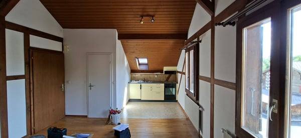 Ab sofort 2.5 Zi Dachwohnung, viel Holz, ruhig, nähe Spital. 2