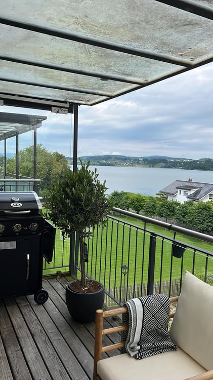 Charmante 2.5-Zimmer-Wohnung mit Seeblick 3