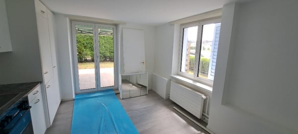Sonniges Eckhaus mit gedecktem Sitzplatz und Rasenplatz 4