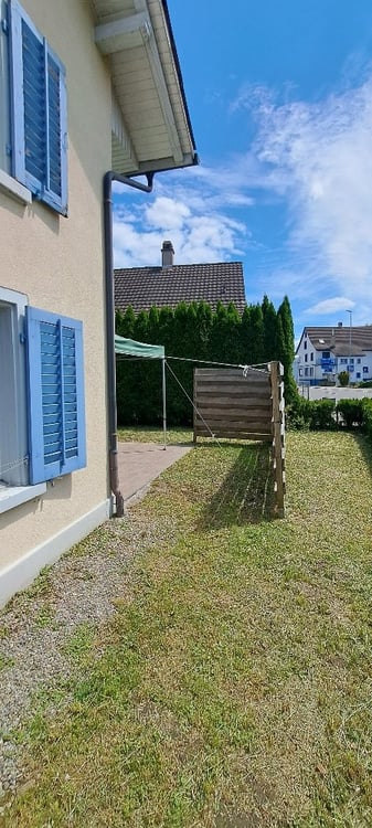 Sonniges Eckhaus mit gedecktem Sitzplatz und Rasenplatz 12