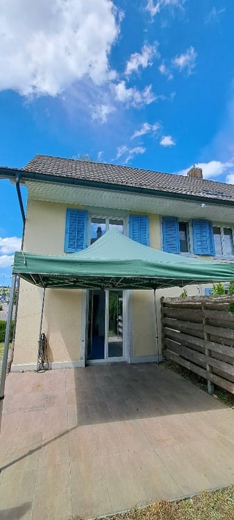 Sonniges Eckhaus mit gedecktem Sitzplatz und Rasenplatz 5