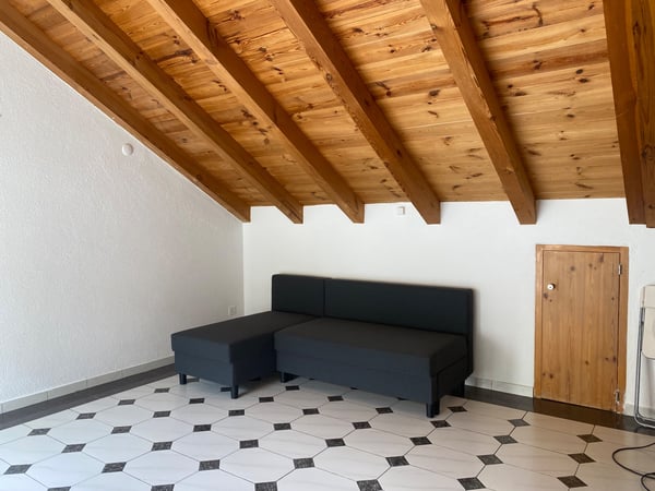 Möblierte Wohnung in Malix 2-Zi-Dachwohnung mit Balkon 1