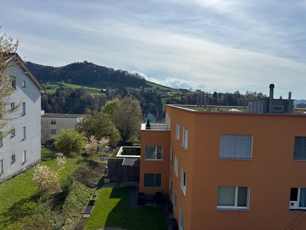 Sonnige 4.5 Zimmer Wohnung mit Weitsicht und 2 TG Plätzen 4