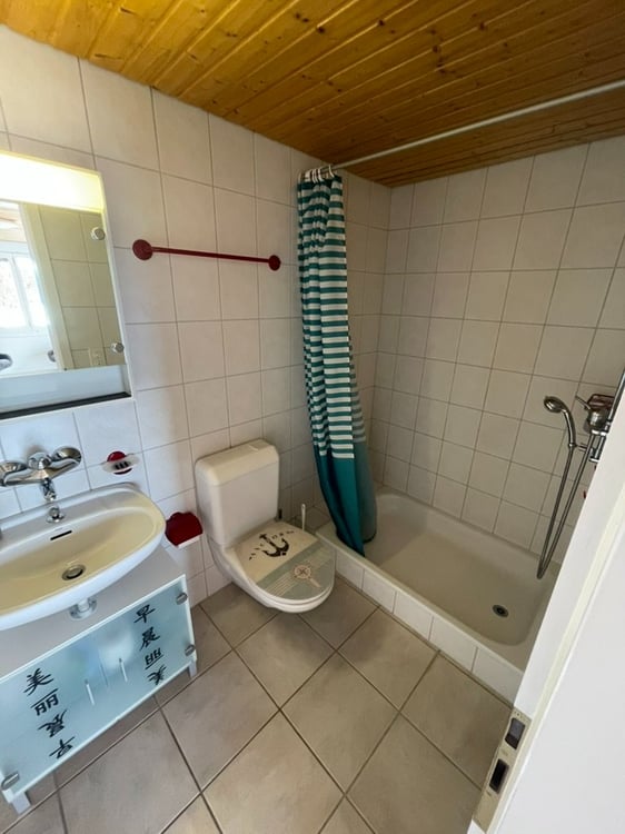 Teilmöbliertes Zimmer mit Dusche und WC 3