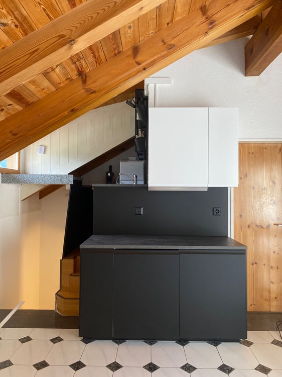 Möblierte Dachwohnung mit sonnigem Balkon und Sichtbalken 2