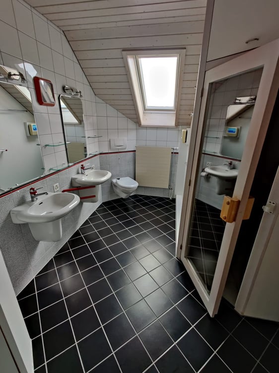 Grosszügige Wohnung in 3 Familienhaus 4
