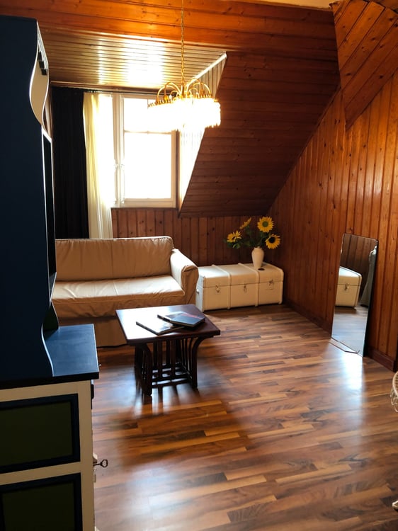 ZU VERMIETEN ab 1. Juli 2026 möbiliertes Zimmer in 3-er WG 3
