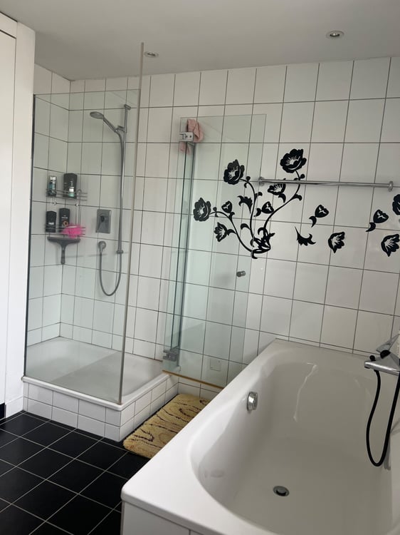 Helles Möbliertes Zimmer 2