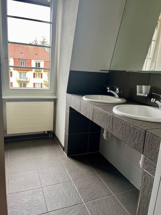 Ruhige 4.5-Zimmer Dachwohnung 2 Balkone & Garten Bergblick 2