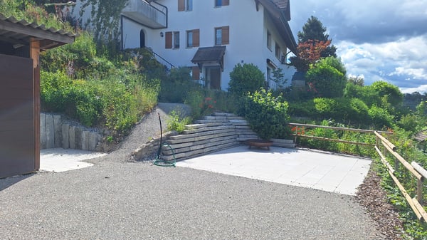 Einfamilienhaus an Hanglage mit über 1'000 m² Grundstück 2